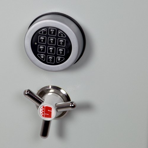 S1 hyväksytty iso asekaappi 26 aseelle