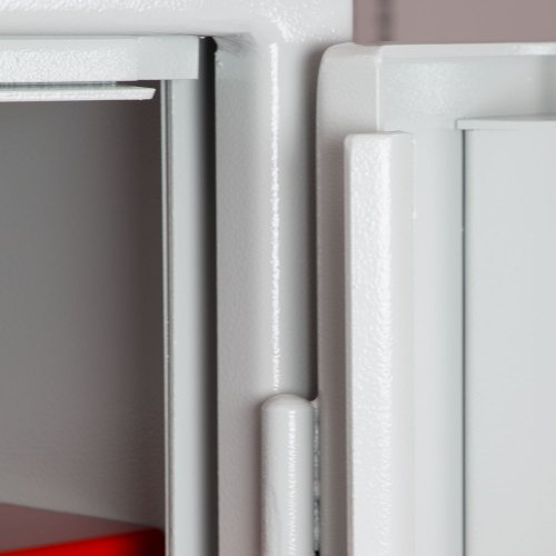 Asekaapin ovenkorkuinen turvasalpa