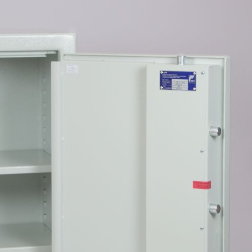 Kassakaappi SB-1-149S säädettävät teräshyllyt voidaan myös ottaa pois jolloin kassakaappi voi olla kassakaappi asekaappi