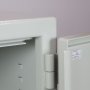 Seifuvan SB-1-80S Kassakaapin teräksinen koko oven korkuinen terässalpa ja sarana sekä kasskaapin teräksiset hyllyn kannattimet.