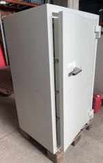 Käytetty kassakaappi Kaso E2 240 moneen käyttöön edulliseen hintaan