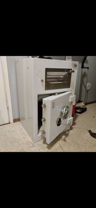 Käytetty kassakaappi Robur Euro ll D55 edulliseen hintaan, hinta 300€