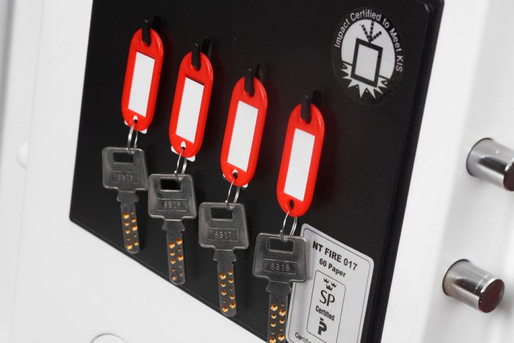 PALOTURVAKAAPPI koodilukolla neljä avainkoukkua ja NT Fire 017 arvokilpi, FS1282E on avainkoukkujen vuoksi myös paloturvallinen pieni vara avainkaappi kotiin tai työpaikalle