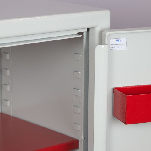 Turvakaappi SC-S1-49S terässalpa ja ovilokero. Seifuvan 49S on pieni S1 hyväksytty turvakaappi arvopapereille avaimille sekä aseille