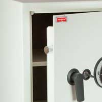 Kotiin turvakaappi koodilukolla lähikuva Reskal SE3n teräs-salvoista SE3 on yhdistelmälukon ansiosta kätevä turvakaappi kotiin ja toimistoon kodin turvakaapit nyt kassakaappinetistä